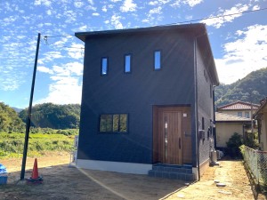 自然の眺望を最大限に取り込んだ家族との距離が近いスマートなお家