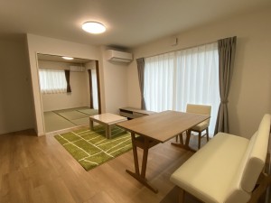 自然の眺望を最大限に取り込んだ家族との距離が近いスマートなお家