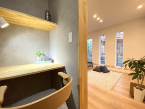 こだわりのダウンフロアに開放感広がる！統一感のあるグレーの家