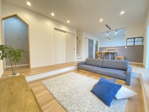 こだわりのダウンフロアに開放感広がる！統一感のあるグレーの家