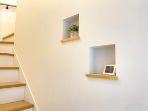 こだわりのダウンフロアに開放感広がる！統一感のあるグレーの家
