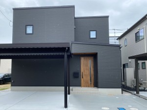 大きな掃き出し窓が並ぶ開放的なリビングのあるお家