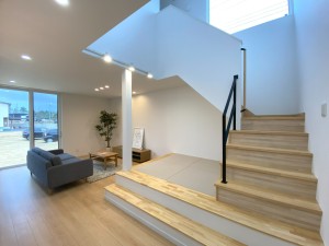 開放感抜群の吹抜けリビングが魅力的なお家