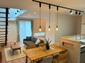 家族時間を大切にする、家事楽々でカフェ風な子育ての家