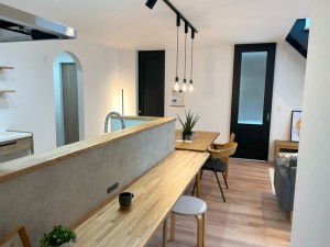 家族時間を大切にする、家事楽々でカフェ風な子育ての家