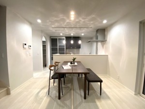 子育て中夫婦の毎日に寄り添う、子どもの成長を見守るお家
